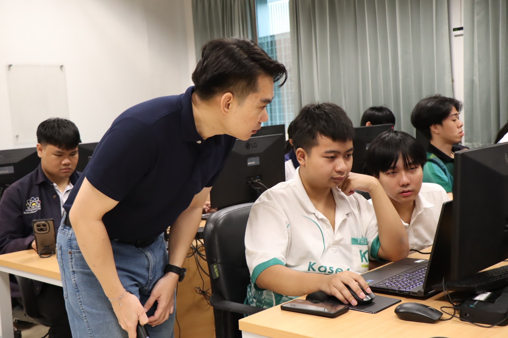 Hands-on mentoring during the workshop lab